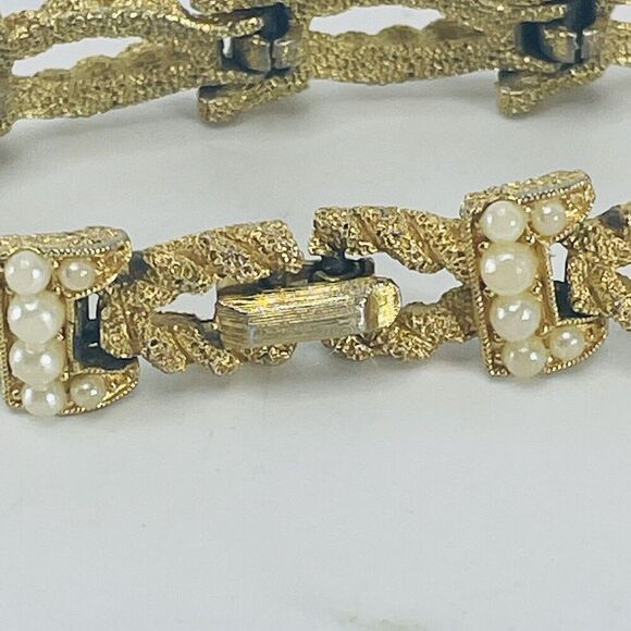 Crown Trifari Signed Bracelet Gold Tone Nugget Rope White Faux Pearl Link VTG 7" - Picture 15 of 16